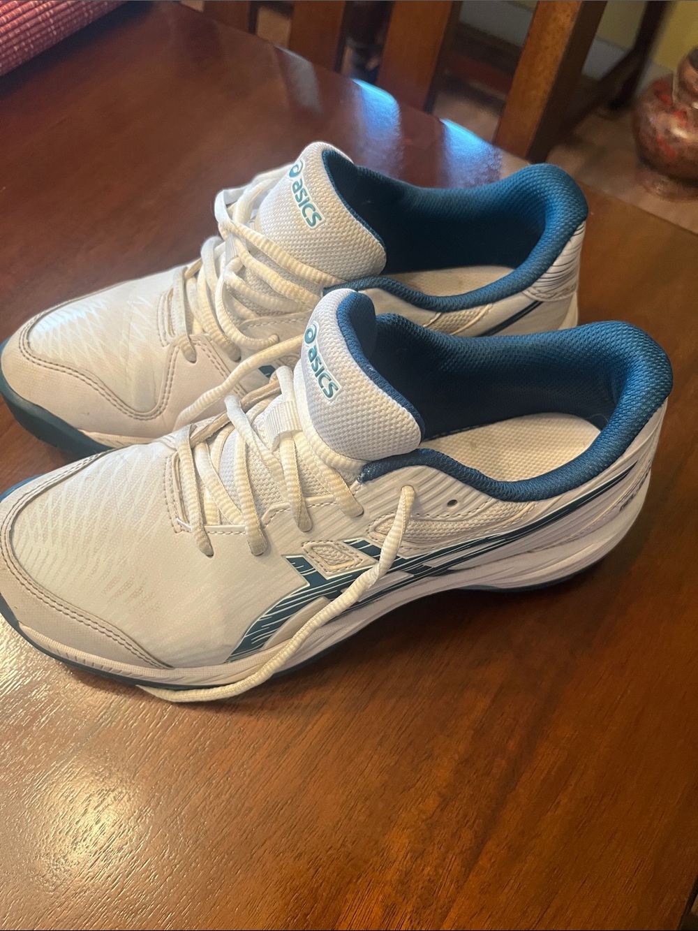 ASICS White and Teal Low-Top Running Shoes youth size 6 boy or girl